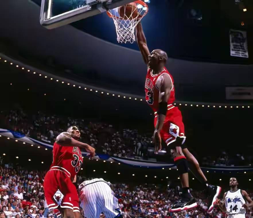 开云体育官方网站-篮球比赛中一名新秀球员展现出惊人的表现