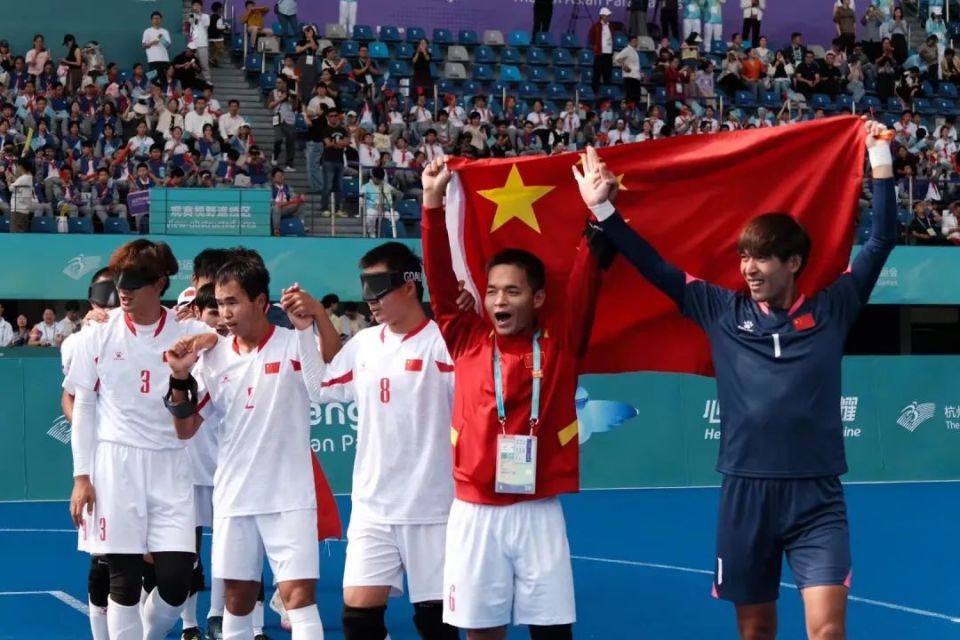 开云体育官网-伊朗球队喜迎胜利，赢得观众喝彩