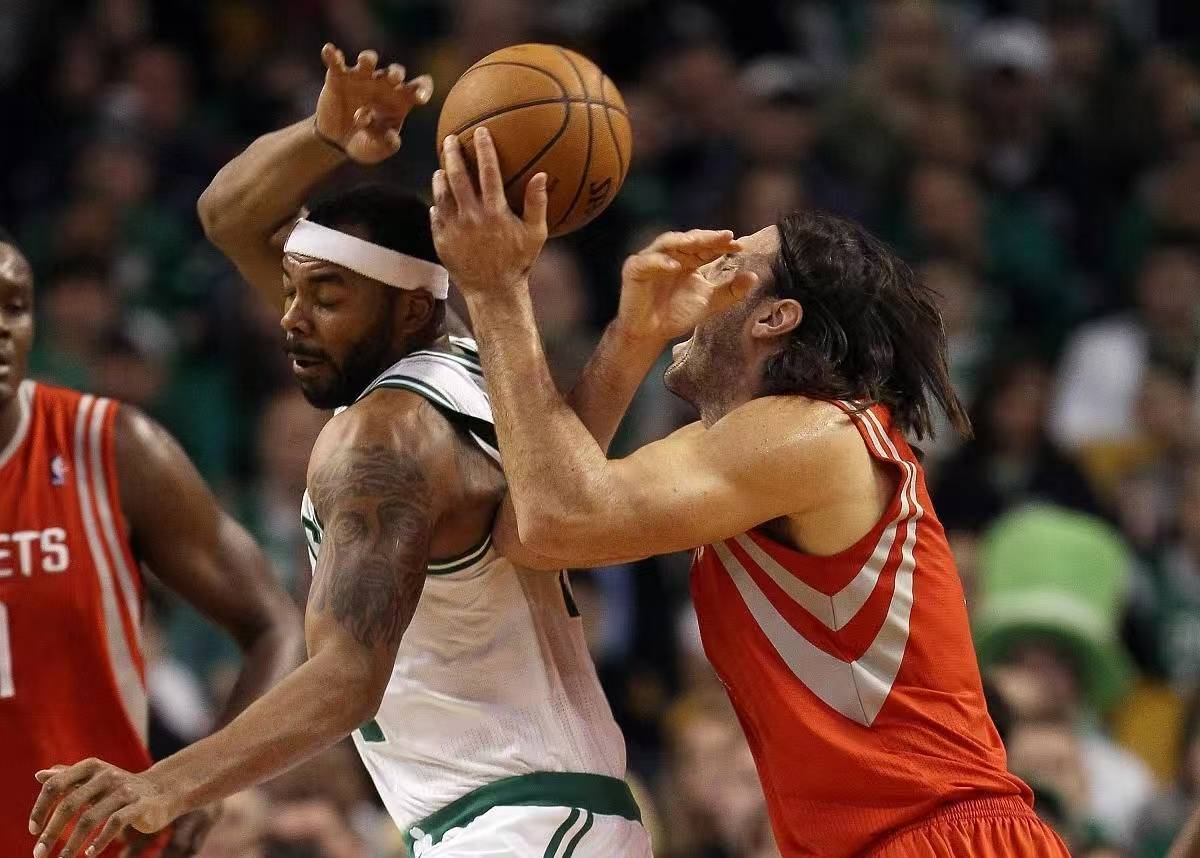 灰熊主场大胜小牛,终结连败 灰熊主场大胜小牛,终结连败