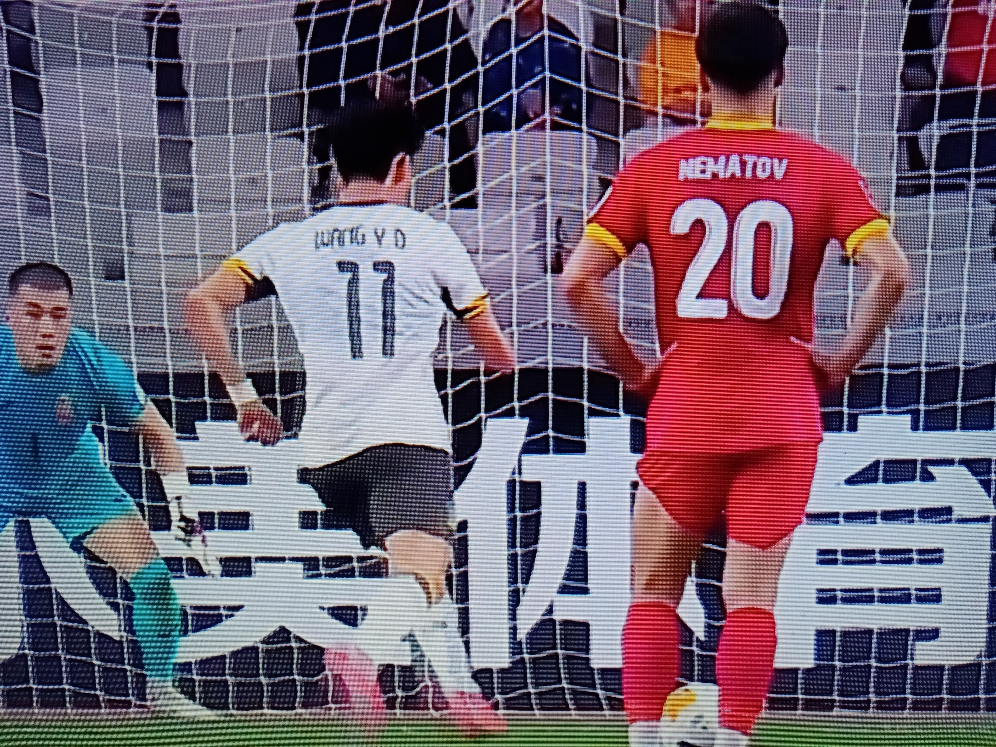 亚洲足球比赛日益激烈，球迷热情高涨