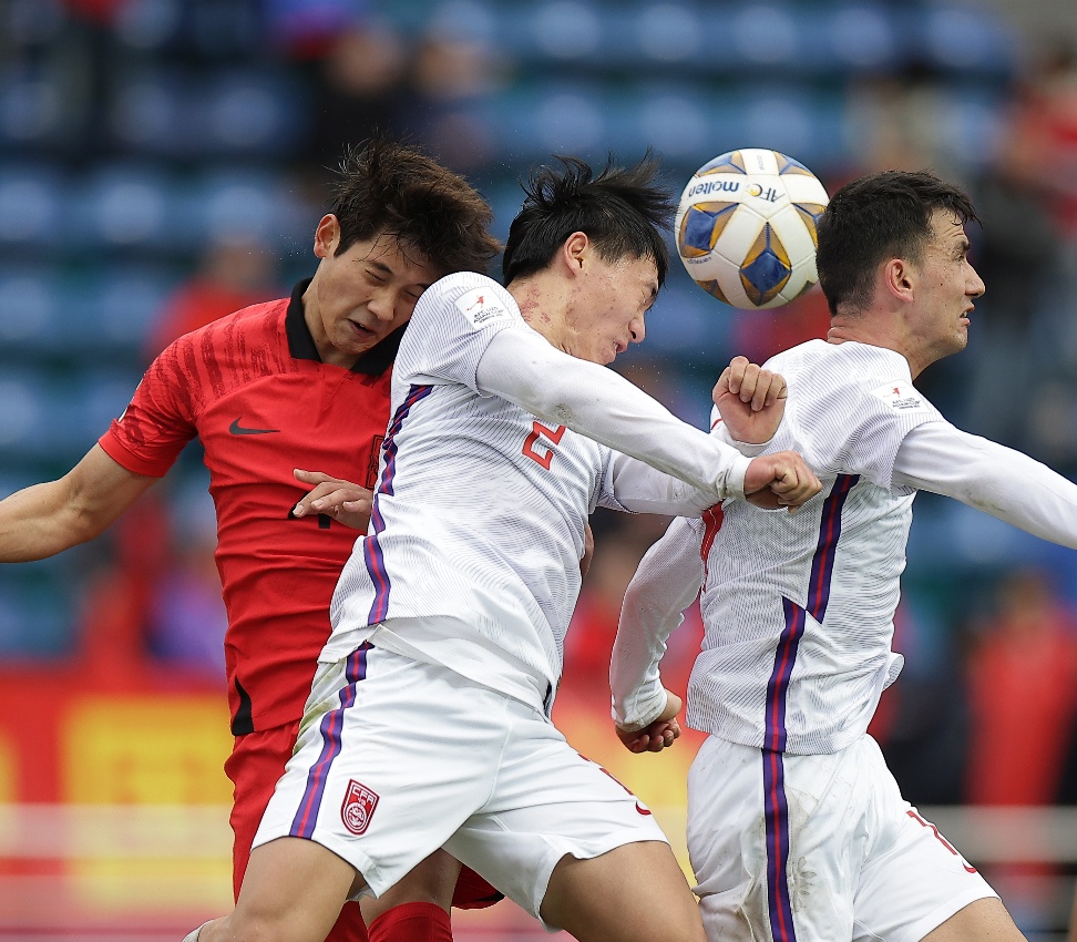 亚洲足球比赛日益激烈，球迷热情高涨