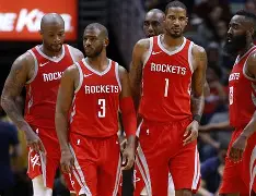 关于火箭队员展现团结力量，齐心协力获胜的信息