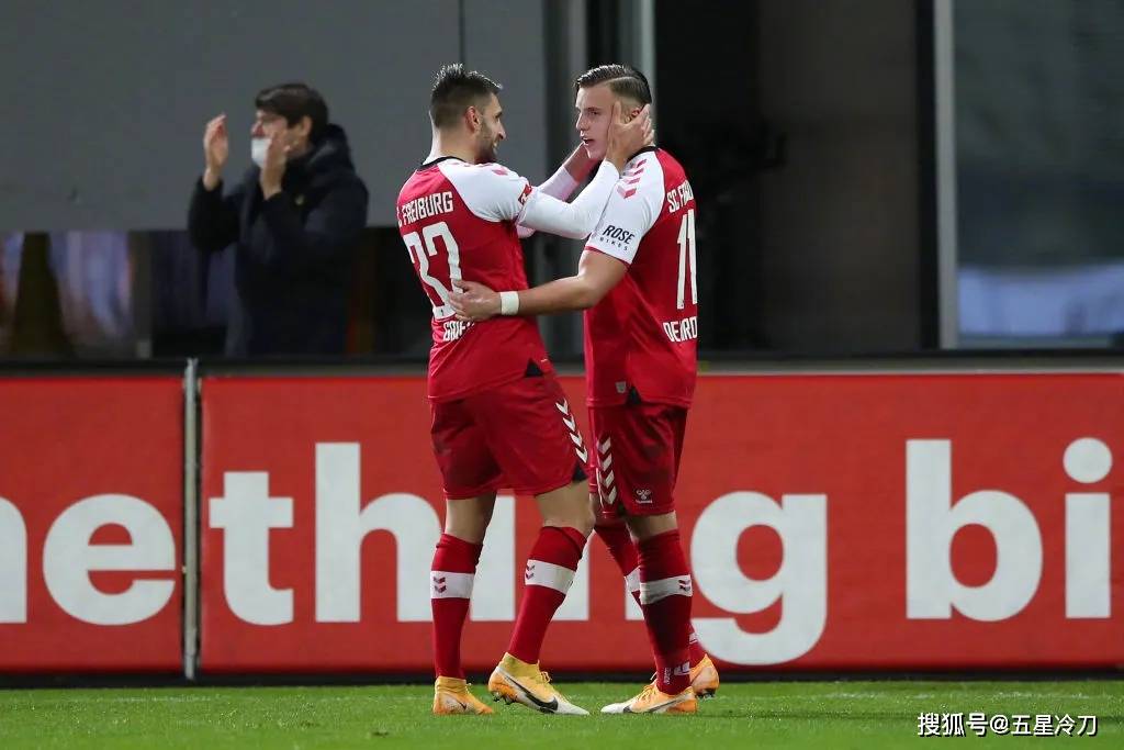 包含狼堡主场告捷，重返德甲前列的词条