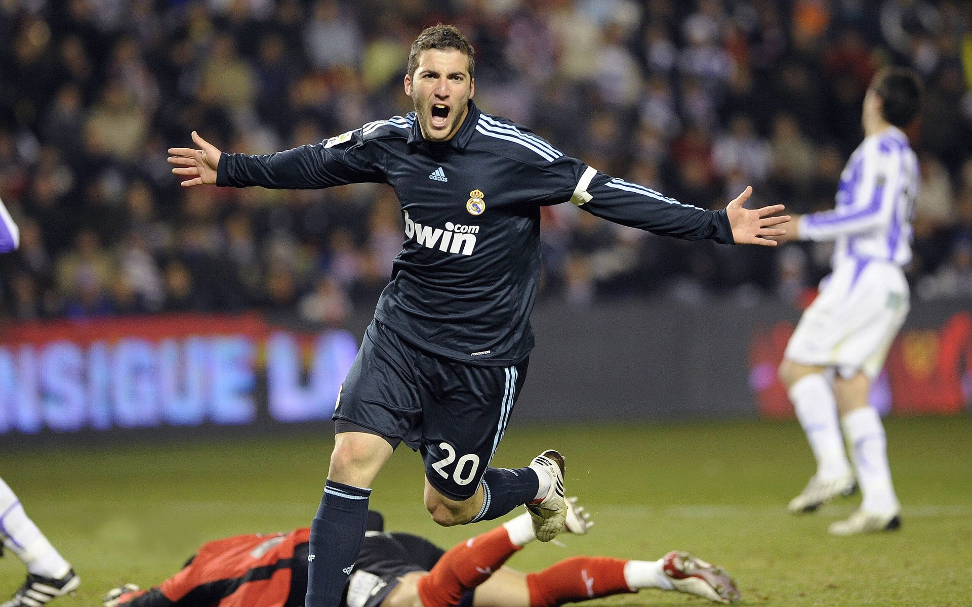 开云体育APP下载-赛道烽烟，勒克莱尔以惊世一超，点燃梅赛德斯鏖战红牛的壮阔战局